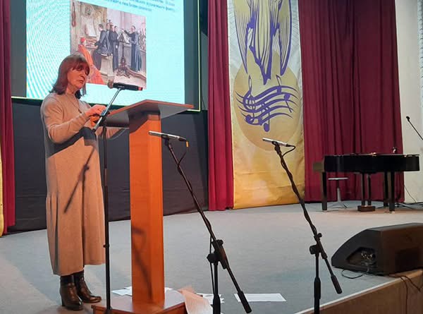 Професор ТНПУ Людмила Кондрацька доповідає на пленарному засіданні.
